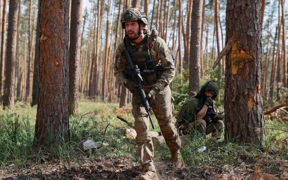 Ukrainian soldiers works during a combat operation on the frontline near Kreminna - Roman Chop/AP