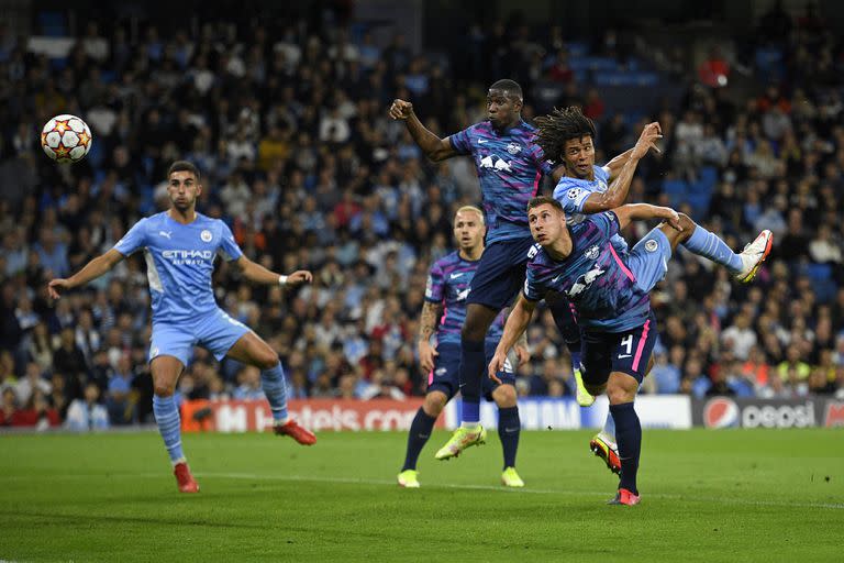 Nathan Aké abrió el marcador en la goleada de su equipo, Manchester City, por la Champions League, ante Leipzig.