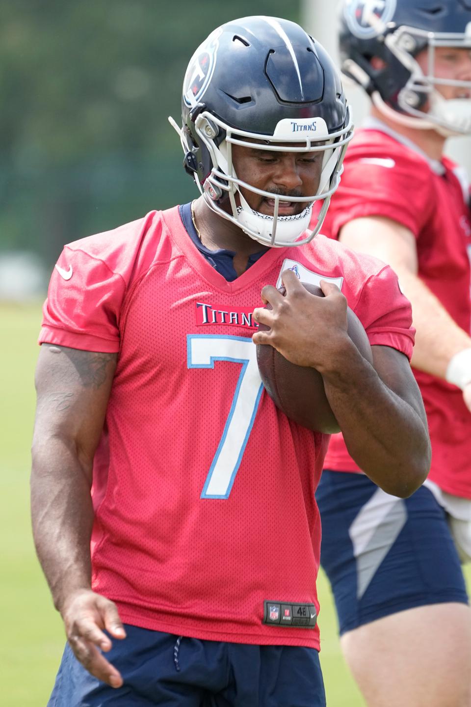 Tennessee Titans quarterback Malik Willis (7) warms up during practice at the NFL football team's training facility Thursday, June 8, 2023, in Nashville, Tenn. (AP Photo/George Walker IV)