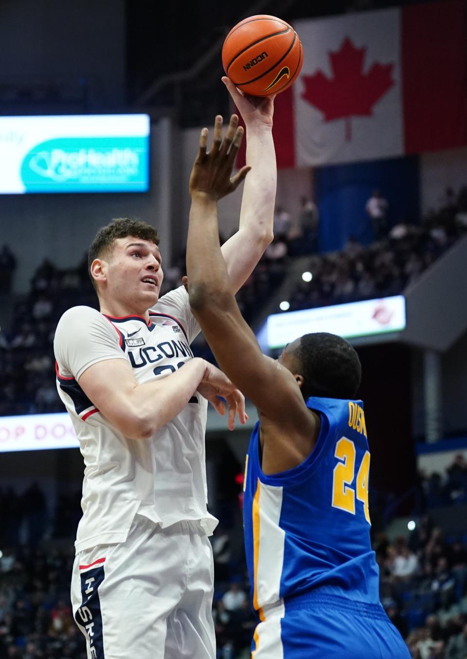 Huskies center Donovan Clingan missed the first game against Xavier, but was a force Sunday with 18 points and eight rebounds.