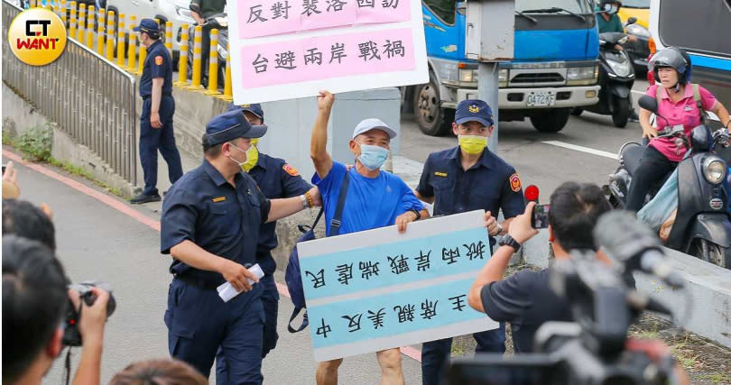 基層員警要支援各種勤務，今年8月美國眾議院議長裴洛西赴景美人權園區參訪，警方也出動大批人力維安，防止民眾抗議失控。（圖／黃耀徵攝）