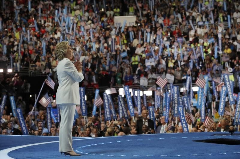 Officiellement candidate du camp démocrate, Hillary Clinton a proposé jeudi aux Américains une vision "lucide" des défis auxquels les Etats-Unis sont confrontés chez eux et ailleurs tout en attaquant son adversaire Donald Trump qu'elle accusé de semer la peur et la discorde. /Photo prise le 28 juillet 2016/REUTERS/Brian Snyder