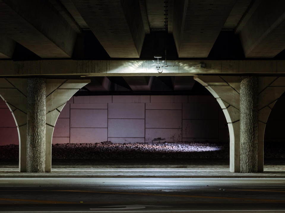 Un pasaje subterráneo de autopista, donde antes había un asentamiento de personas sin hogar, en Houston, el 18 de abril de 2022. (Christopher Lee/The New York Times)
