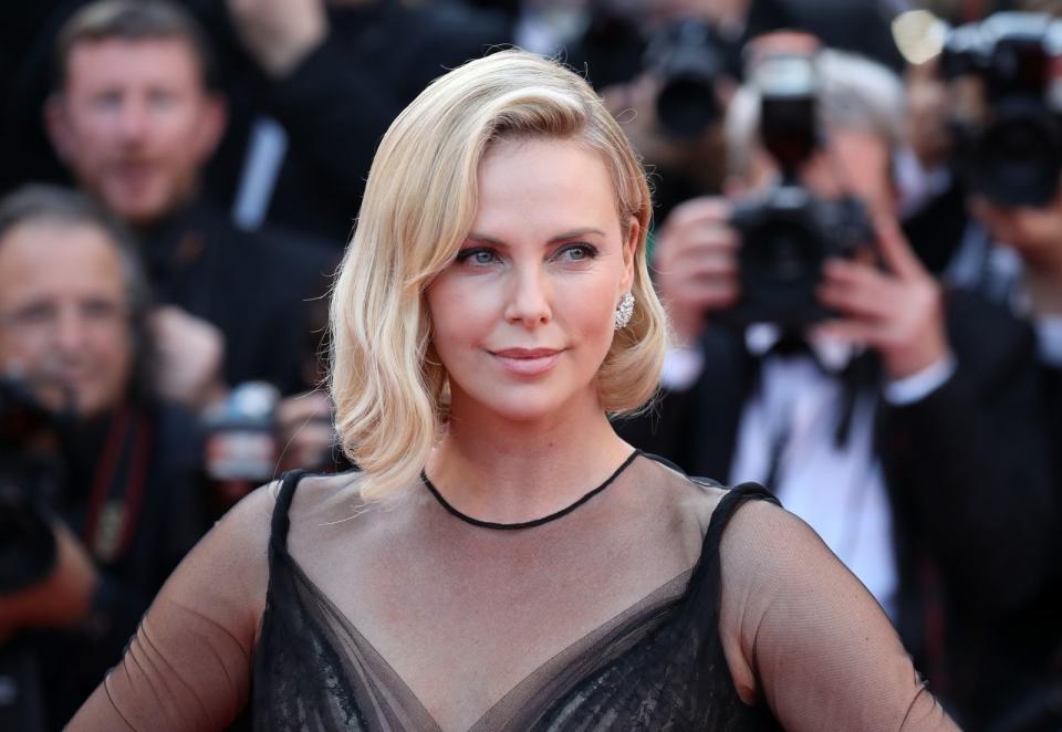 <p>Wen kümmert schon die teure Designer-Robe, wenn Not am Mann ist! Als bei der Oscar-Verleihung 2013 ein Sicherheitsmann am Rande des roten Teppichs zusammenbrach, eilte Hollywood-Star Charlize Theron hin und leistete Erste Hilfe. Sie stand dem Mann bei, bis der Rettungsdienst eintraf. Er hatte einen Schlaganfall erlitten. (Bild: Chris Jackson/Getty Images)</p> 