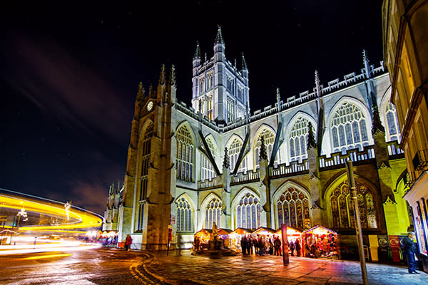 <p>Al suroeste de Inglaterra se encuentra este pueblo que durante diciembre se transforma en un paraíso invernal De hecho, su mercado de Navidad es uno de los más famosos. El lugar además tiene historia, pues en su momento fue una ciudad ‘spa’ para los romanos. Foto: joe Daniel Price / Getty Images. </p>