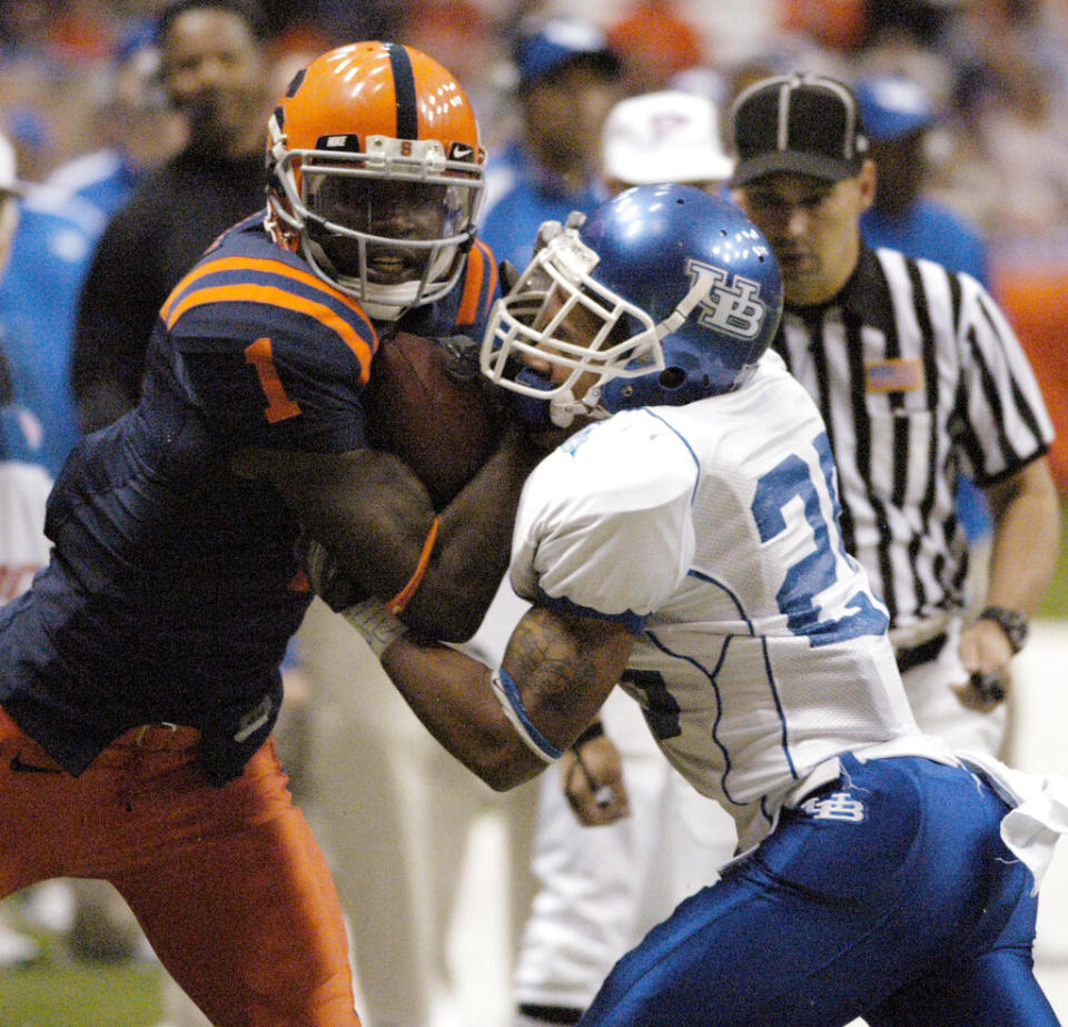 Syracuse receiver Mike Williams, left, catches a pass as Buffalo’s Domonic Cook defends during the second quarter of a football game in Syracuse, N.Y., Saturday, Oct. 20, 2007. (AP Photo/Kevin Rivoli)