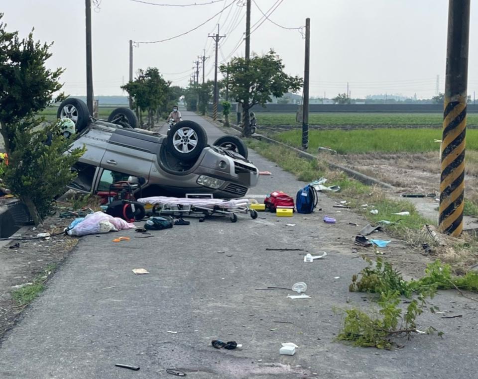 由於撞擊力道過猛，車內物品都散落一地。（圖／東森新聞）