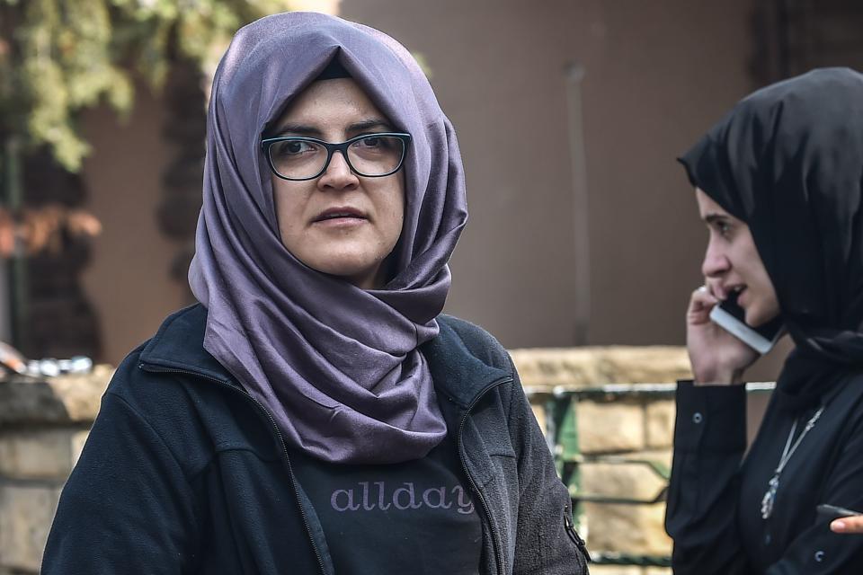 Hatice Cengiz (left),&nbsp;Khashoggi's fianc&eacute;e, in front of the Saudi Arabian Consulate in Istanbul on Oct. 3. (Photo: OZAN KOSE via Getty Images)