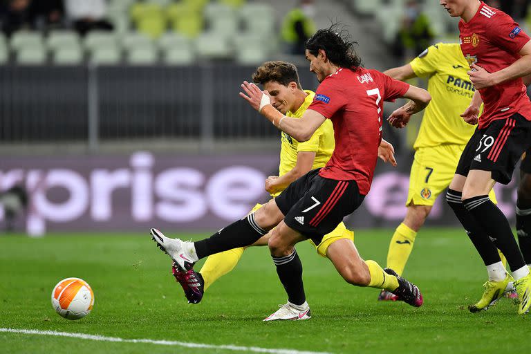 Cavani toma un rebote y consigue el empate para Manchester United