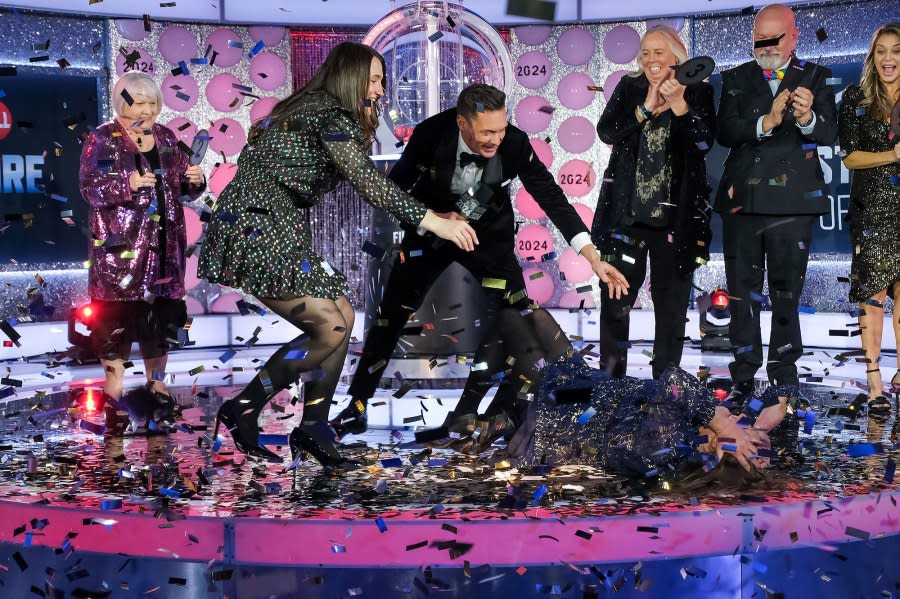 Powerball Winner Kisses Ryan Seacrest After Winning 1 Million and Passing Out on Live TV 2