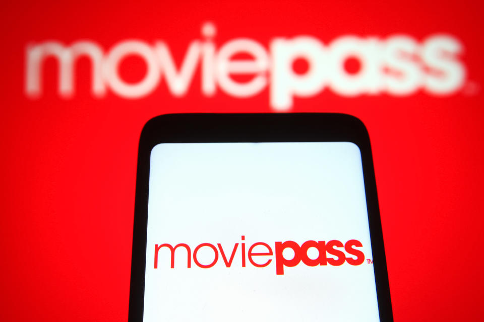 <p>MoviePass era una compañía que después se convirtió en aplicación de móvil que permitía a cada suscriptor canjear tres entradas para el cine por una tarifa mensual. Los responsables de la empresa no hicieron bien los números y cada vez que uno de sus clientes iba dos veces al cine perdía dinero. En 2020 se declaró en bancarrota. (Foto: Getty Images).</p> 