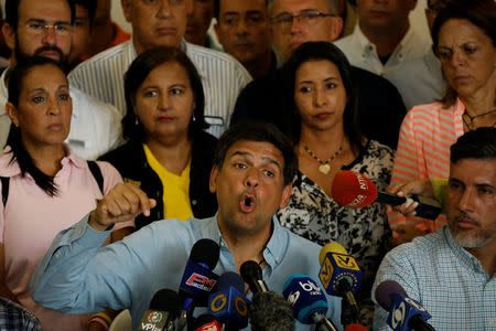 Carlos Ocariz (C), losing candidate of the Venezuelan coalition of opposition parties (MUD) for the Miranda state governor office, speaks during a news conference in Caracas, Venezuela, October 16, 2017. REUTERS/Carlos Garcia Rawlins