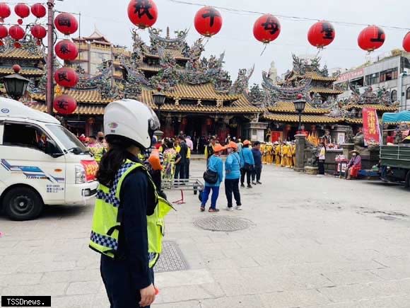 北港警清明連假積極整備，提供順暢交通服務。(記者劉春生攝)