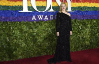 Laura Linney nos ofreció su mejor versión tras elegir un vestido con escote asimétrico de Christian Siriano. ¡Sobresaliente! (Foto: Evan Agostini / AP)