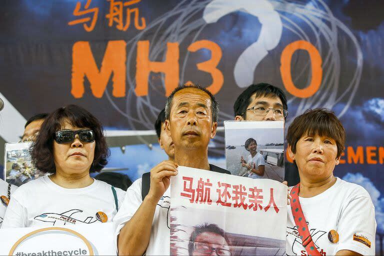 Los familiares de los pasajeros del vuelo MH370 de Malaysia se resisten a bajar a los brazos y exigen que siga la búsqueda