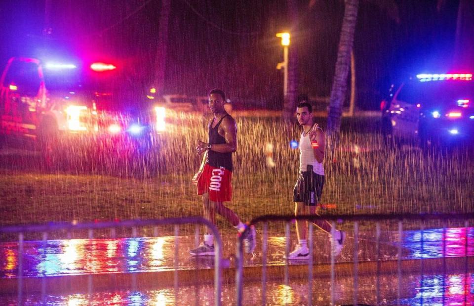 Vacacionistas de primavera caminando bajo la lluvia mientras diluvia en Ocean Drive durante las vacaciones de primavera en Miami Beach el sábado 16 de marzo de 2024.