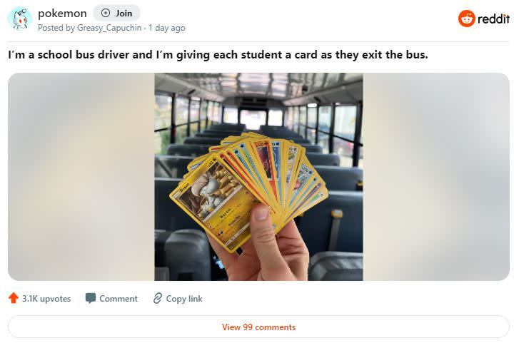 El conductor regala cartas de Pokémon y se hace viral