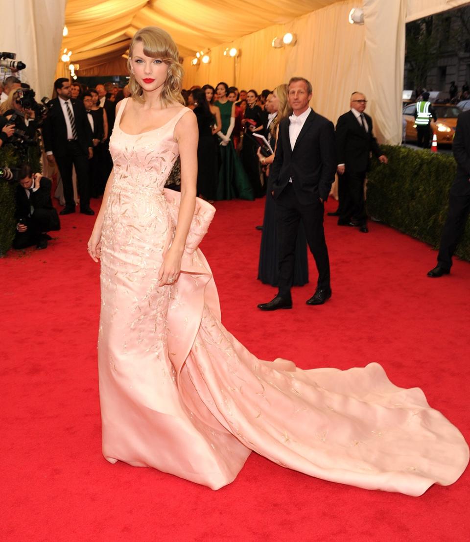 <h1 class="title">Taylor Swift in Oscar de la Renta</h1><cite class="credit">Photo: Getty Images</cite>