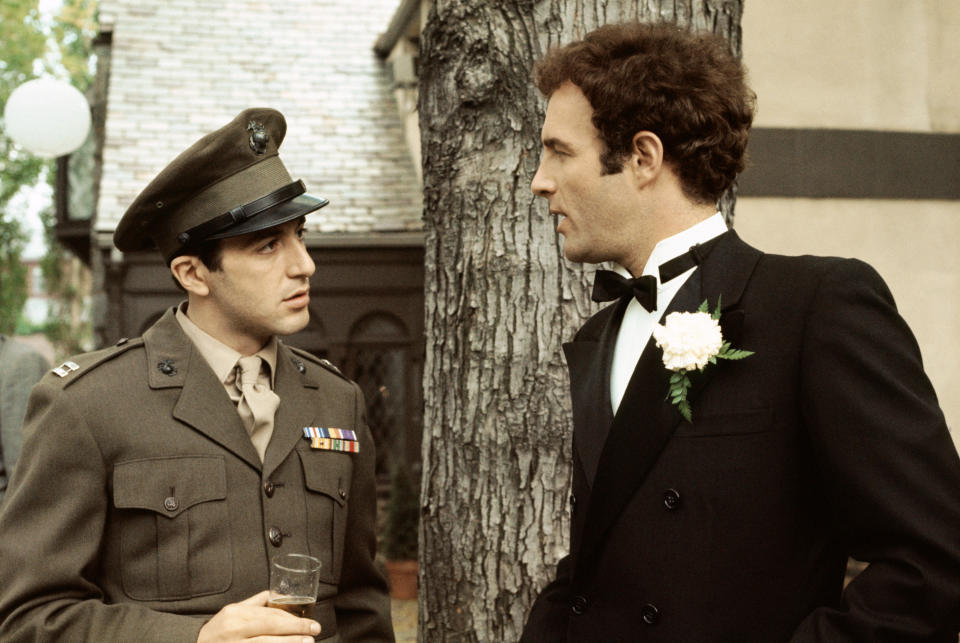 En esta imagen difundida por Paramount Pictures, Al Pacino como Michael Corleone, a la izquierda, y James Caan como Sonny Corleone en una escena de "The Godfather" ("El padrino"). Caan murió el miércoles 6 de julio de 2022. Tenía 82 años. (Paramount Pictures vía AP)