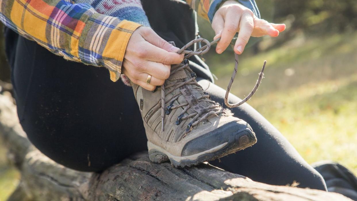 Wanderschuhe schützen die Füße und geben Halt auf unebenen Wegen.