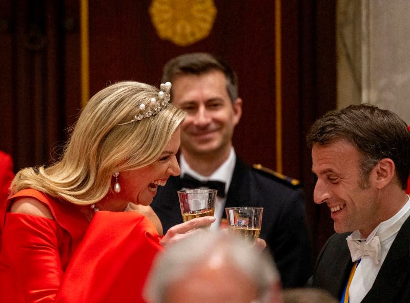 Máxima de Holanda brinda con Emmanuel Macron