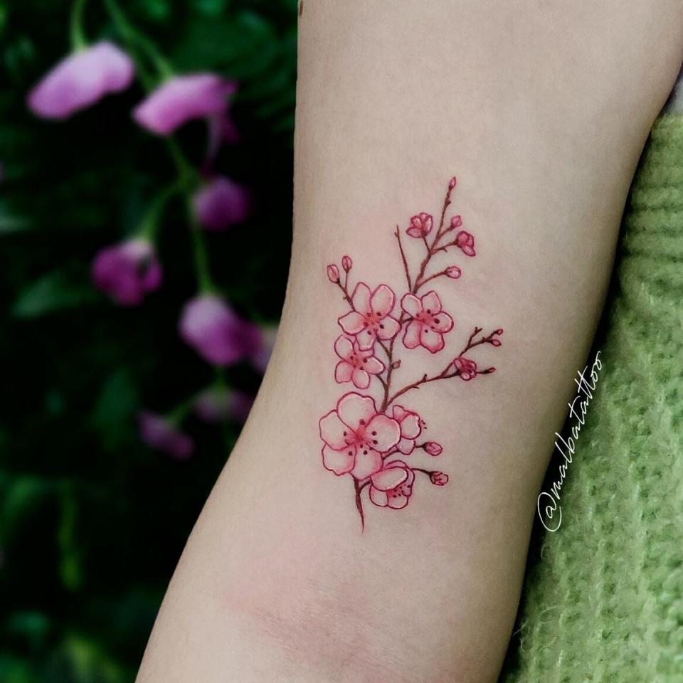 30 tatuajes de flores bonitos y originales para mujer