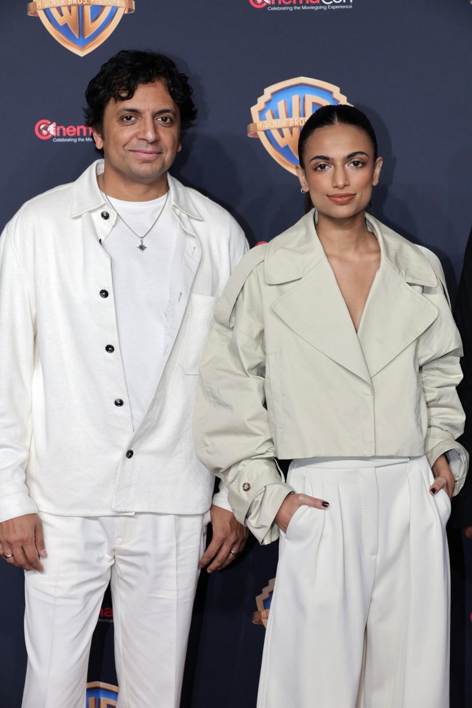 導演M.奈沙馬蘭（左）與女兒導演伊莎娜奈沙馬蘭（右），不約而同拍攝驚悚片，變成父女接力驚嚇觀眾。（華納兄弟提供）