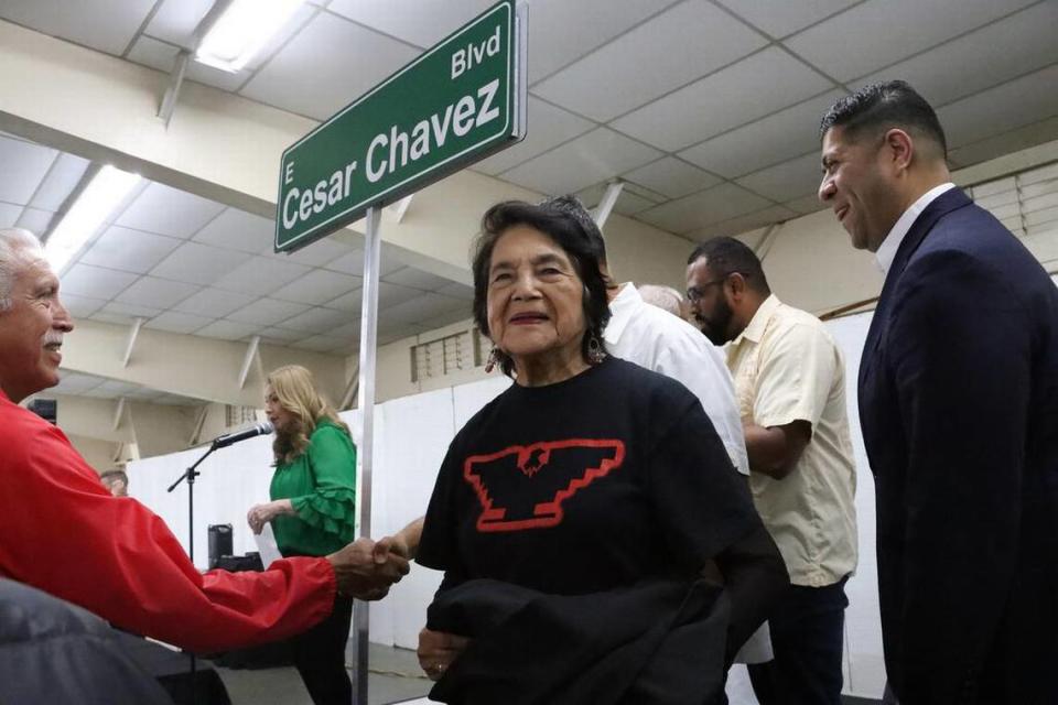 Dolores Huerta asistió a la celebración del cambio de nombre de Kings Canyon y otras dos calles en honor del icono de los trabajadores agrícolas César E. Chávez. La celebración tuvo lugar en el recinto ferial de Fresno el 10 de junio de 2023.