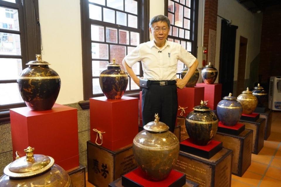 台北市長柯文哲19日受邀出席知名瓷繪當代藝術家徐瑞芬的瓷繪特展。（北市府提供）