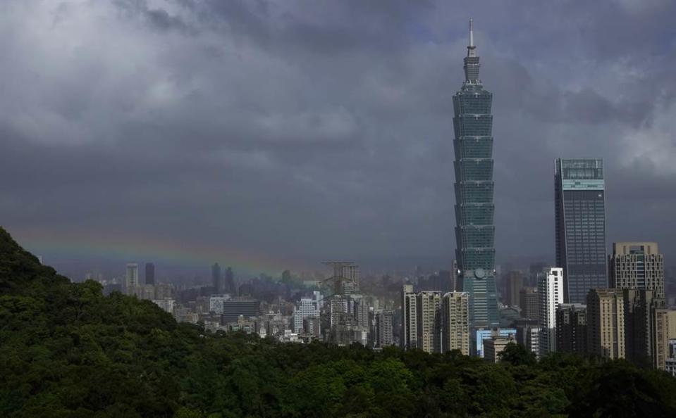 中秋連假天氣出爐，西南風影響，明天(14日)中南部地區整天不定時仍有陣雨或雷雨，午後雷陣雨主要在北台灣山區最明顯。(黃子明攝)