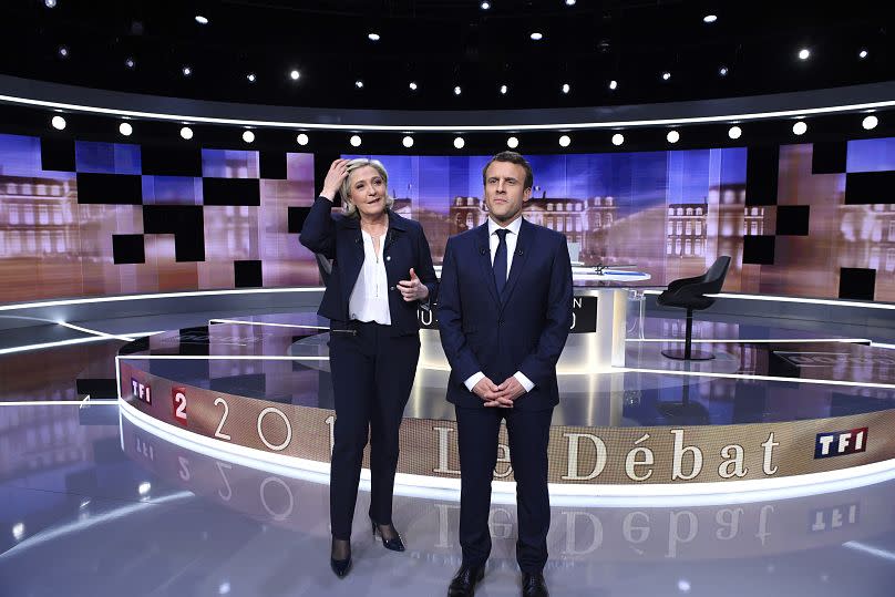 Marine Le Pen (izquierda) y Emmanuel Macron (derecha) antes de un debate de 2017 entre los dos candidatos presidenciales.