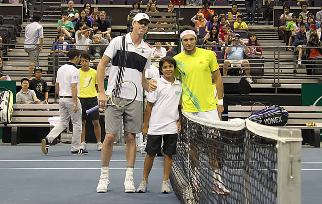 Sam Querrey from North America takes a picture with Juan Monaco from South America before the final match of Day 2. Monaco went on to win 1-6, 6-1, 10-7 against Querrey. (Yahoo! photo/Melissa Law)