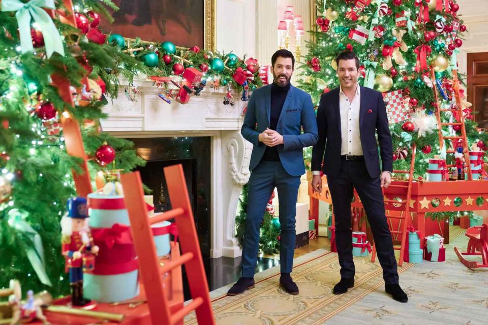 Drew And Jonathan Scott Get Festive And Help Decorate The White House   E8a47576791bd2b6c223e6fa9f957b7b