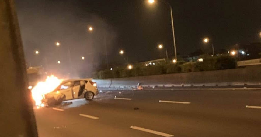 國道1號雲林虎尾段發生火燒車事故，41歲女駕駛受輕傷。（圖／翻攝自記者爆料網）