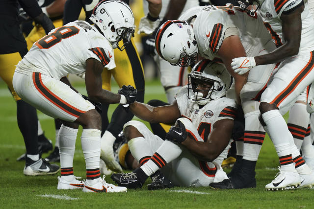 Browns running back, former UGA star Nick Chubb carted off with knee injury  vs. Steelers