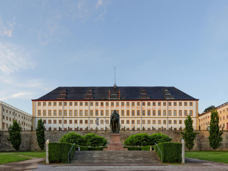 Am 14. Dezember 1979 wurden fünf Gemälde aus dem Schloss Friedenstein in Gotha gestohlen. Entwendet wurden unter anderem "Brustbild eines jungen Mannes" von Frans Hals, "Selbstbildnis mit Sonnenblume" von Anthonis van Dyck und "Alter Mann" von Jan Lievens. Der Wert der Bilder wird auf 50 Millionen Euro geschätzt. Bis heute bleibt der Kunstraub von Gotha ungeklärt. Er ist nicht der einzige aufsehenerregende Raubüberfall in der Geschichte. (Bild-Copyright: DRSG98/Shotshop.com/ddp Images)