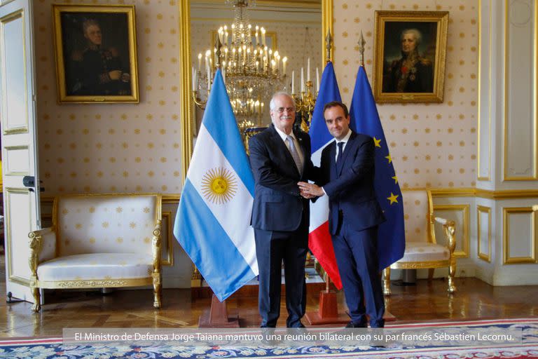 Los ministros de Defensa de la Argentina, Jorge Taiana, y de Francia, Sébastien Lecornu