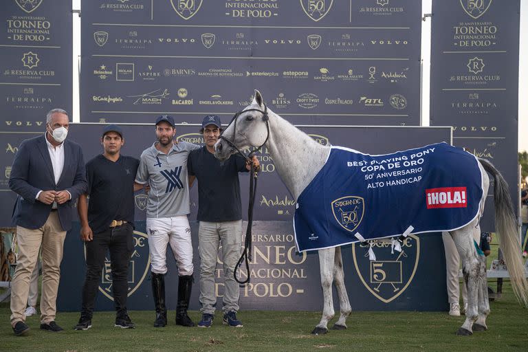 Pablo Pieres con Celeste, que le fue cedida por Juan Martín Nero y resultó el mejor ejemplar de la final de Sotogrande; Polito tuvo un gran rendimiento en el exterior en 2021, antes de la Triple Corona argentina.