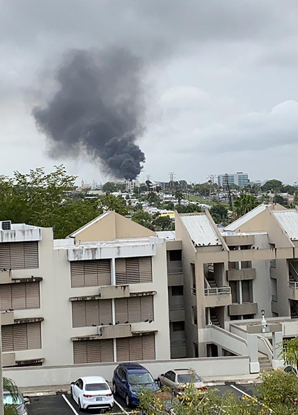 Una columna de humo se alza de un incendio en una importante subestación eléctrica que dejó a centenares de miles de personas sin electricidad en San Juan, Puerto Rico, el jueves, 10 de junio del 2021. (@MadeleenFlores via AP)