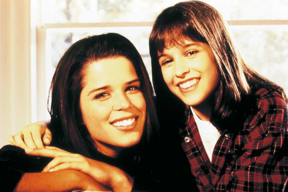 <p>COLUMBIA PICTURES TELEVISION / Album</p> Neve Campbell and Lacey Chabert in 
