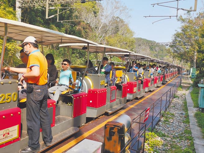 三義舊山線鐵道自行車，從5月起將發售增班星光票。	（謝明俊攝）