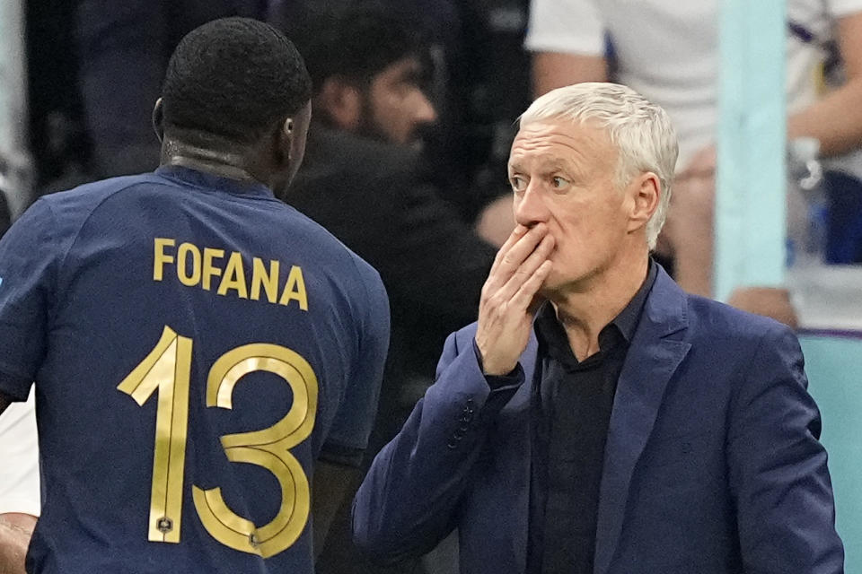 El técnico francés Didier Deschamps, charla con Youssouf Fofana en la semifinal de la Copa del Mundo, el miércoles 14 de diciembre de 2022, en Jor, Qatar (AP Foto/Martin Meissner)