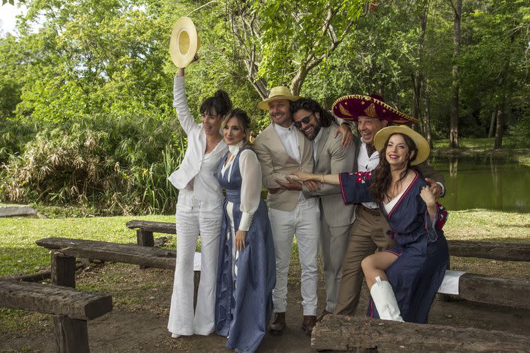 Luciano Castro junto a los otros protagonistas de El primero de nosotros, Jorgelina Aruzzi, Benjamín Vicuña, Paola Krum, Damián De Santo y Mercedes Funes.