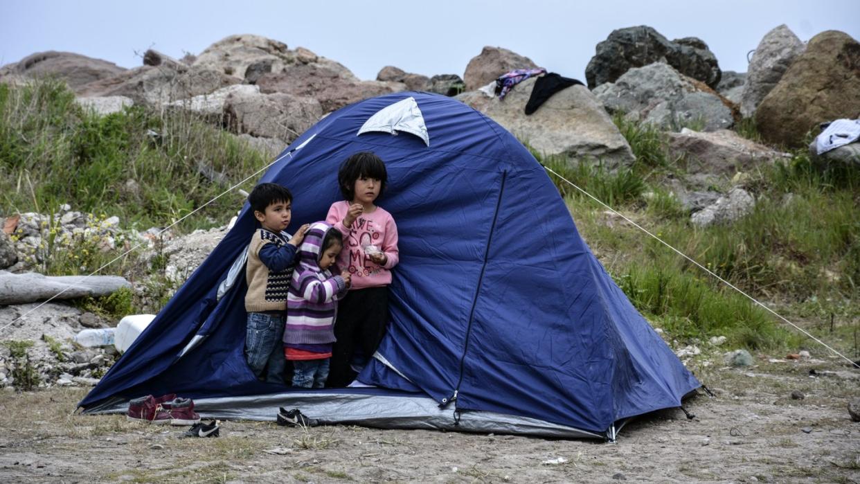 Flüchtlingskinder auf Lesbos. Einige Migranten, die mit Schmugglerbooten aus der Türkei kamen, wurden in Zelten unter Quarantäne gestellt.