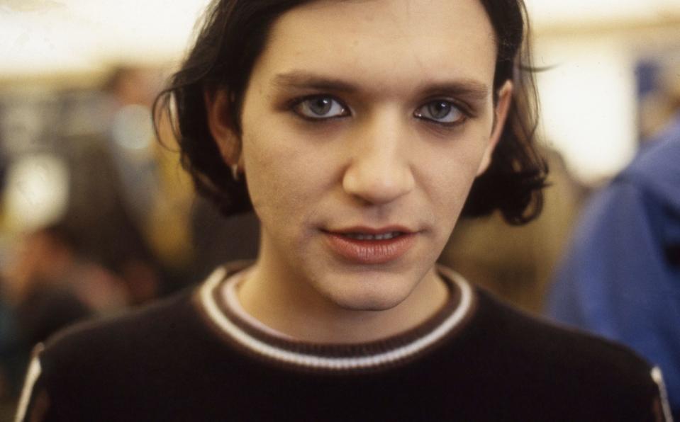 Mit ihrer Mischung aus Glamrock, Punk und Industrial-Sounds fielen sie 1996 sofort auf - auch wegen Frontmann Brian Molko: Der androgyne, bisexuelle Sänger wie auch seine Band passten so gar nicht in den Britpop-Zeitgeist, wurden aber schnell zu Superstars. "Nancy Boy" wurde ein UK-Top-Five-Hit, mit ihrem zweiten Album "Without You I'm Nothing" (1998) feierten sie auch international Erfolge. (Bild: Martyn Goodacre/Getty Images)