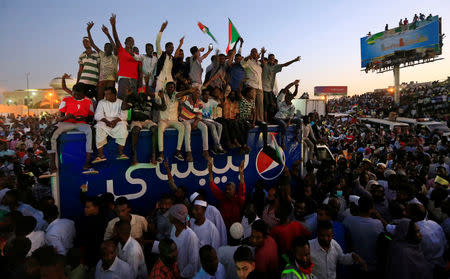 Sudanese demonstrators chant slogans as they attend a mass anti-government protest outside Defence Ministry in Khartoum, Sudan April 21, 2019. REUTERS/Mohamed Nureldin Abdallah