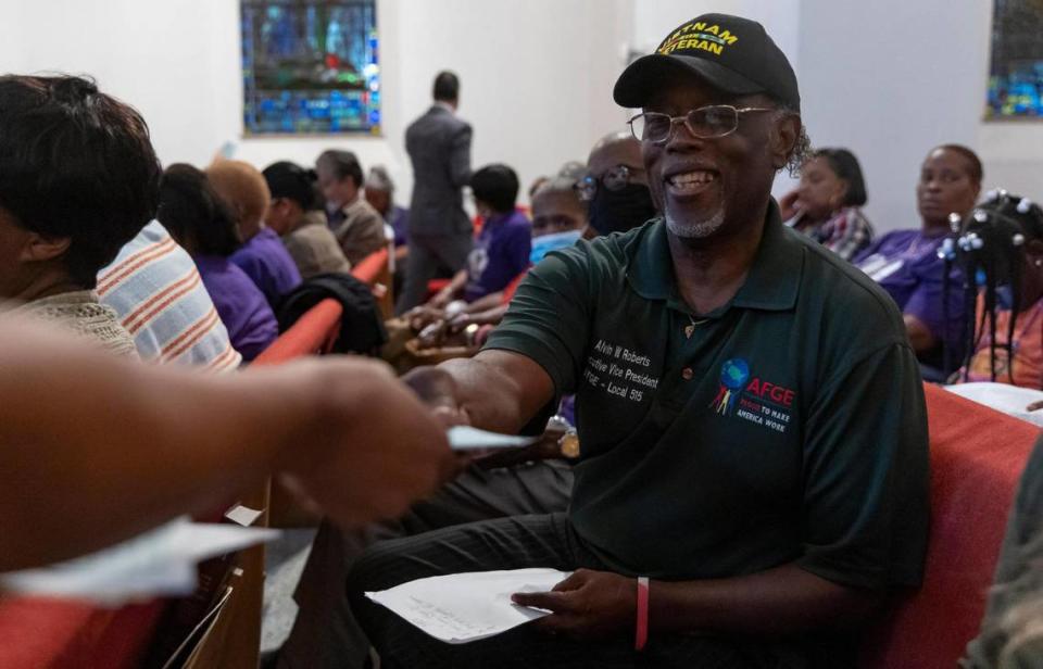 Alvin W. Roberts, vicepresidente de Vietnam Veterans of America Inc., Capítulo 1125, asistiendo a la asamblea anual de PACT en Ebenezer United Methodist Church para votar sobre su próxima campaña. PACT reúne a 40 congregaciones de todo el sur de la Florida para abordar los problemas sociales más acuciantes de Miami-Dade.