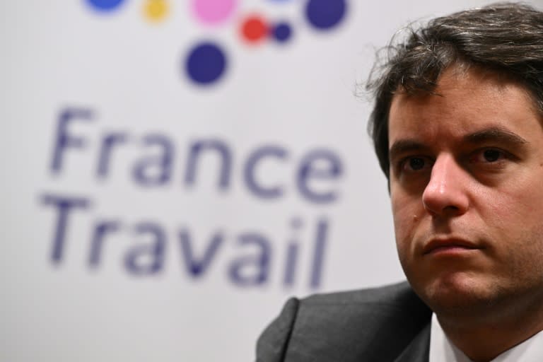 Le Premier ministre Gabriel Attal dans une agence de France Travail, le 1er mars 2024 (SEBASTIEN BOZON)