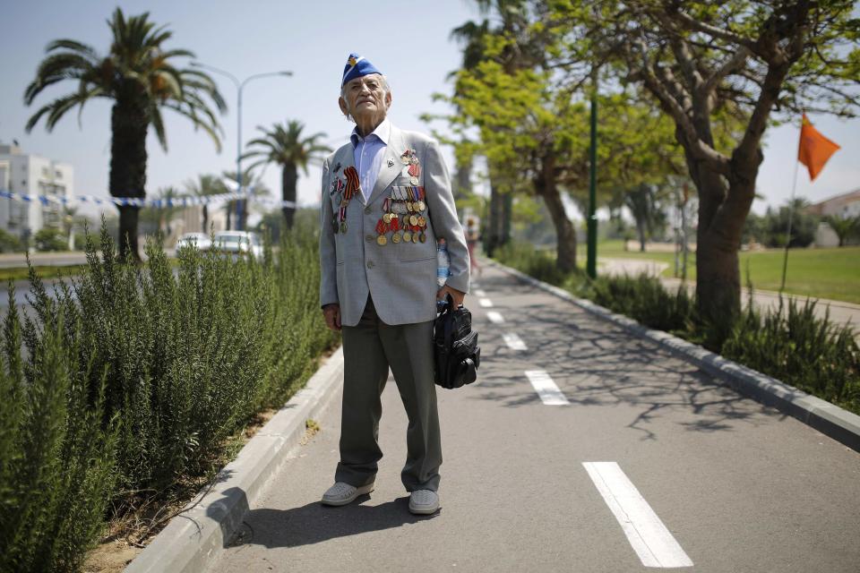 RNPS - PICTURES OF THE YEAR 2013 - A World War Two veteran leaves after a ceremony marking Victory Day, the anniversary of the victory of the Allies over Nazi Germany, in the southern Israeli city of Ashkelon May 8, 2013. REUTERS/Amir Cohen (ISRAEL - Tags: CONFLICT ANNIVERSARY TPX)