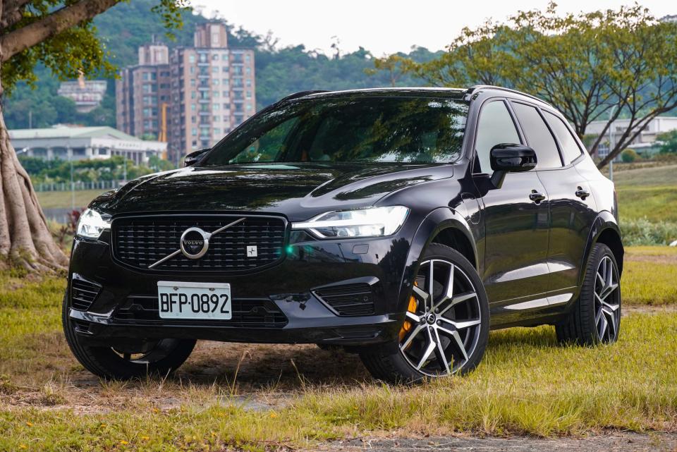 XC60 T8 Polestar Engineered 車頭擁有專屬黑色水箱護罩，角落有 Polestar Engineered 徽飾，後視鏡殼均為亮黑色。 